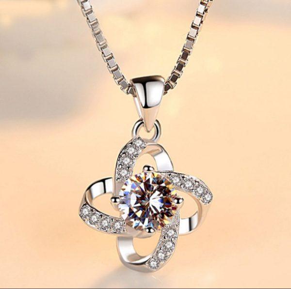 Necklace Ladies Cold Wind Four Leaf Clover With Diamonds Brass Pendant Jewelry (with Box)